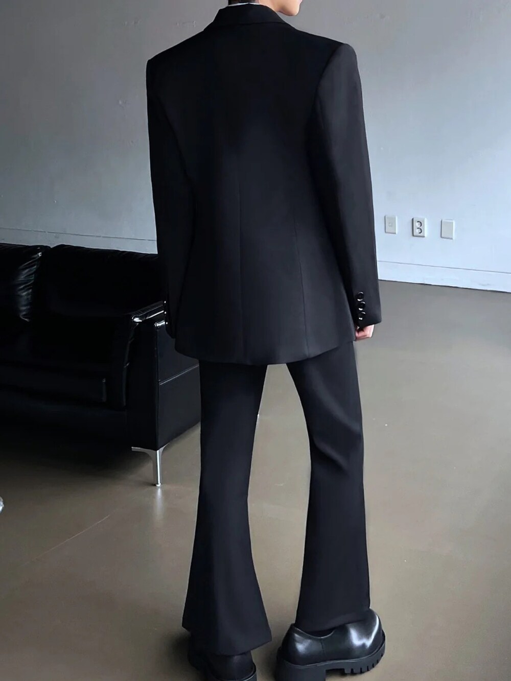 ブラック系のジャケット/アウターを着用したメンズの春コーディネートの4枚目の写真