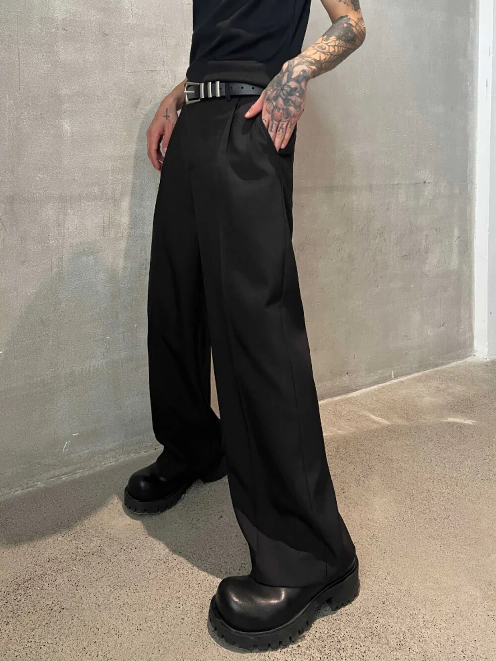 ブラック系のジャケット/アウターを着用したメンズの春コーディネートの4枚目の写真