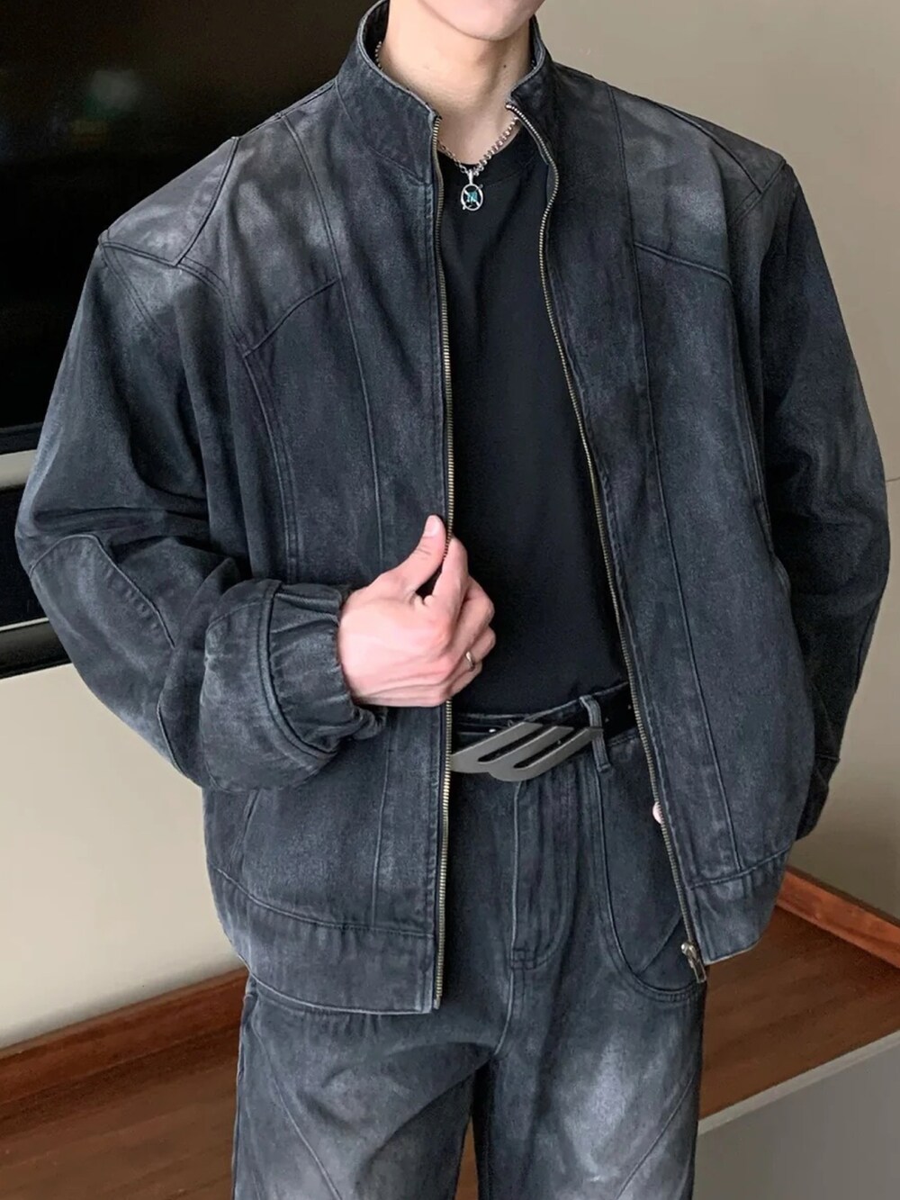 ブラック系のジャケット/アウターを着用したメンズの春コーディネートの3枚目の写真