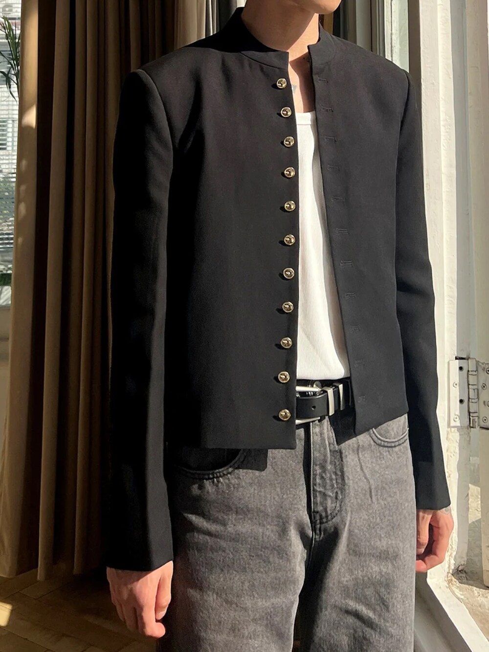 ブラック系のジャケット/アウターを着用したメンズの春コーディネートの4枚目の写真