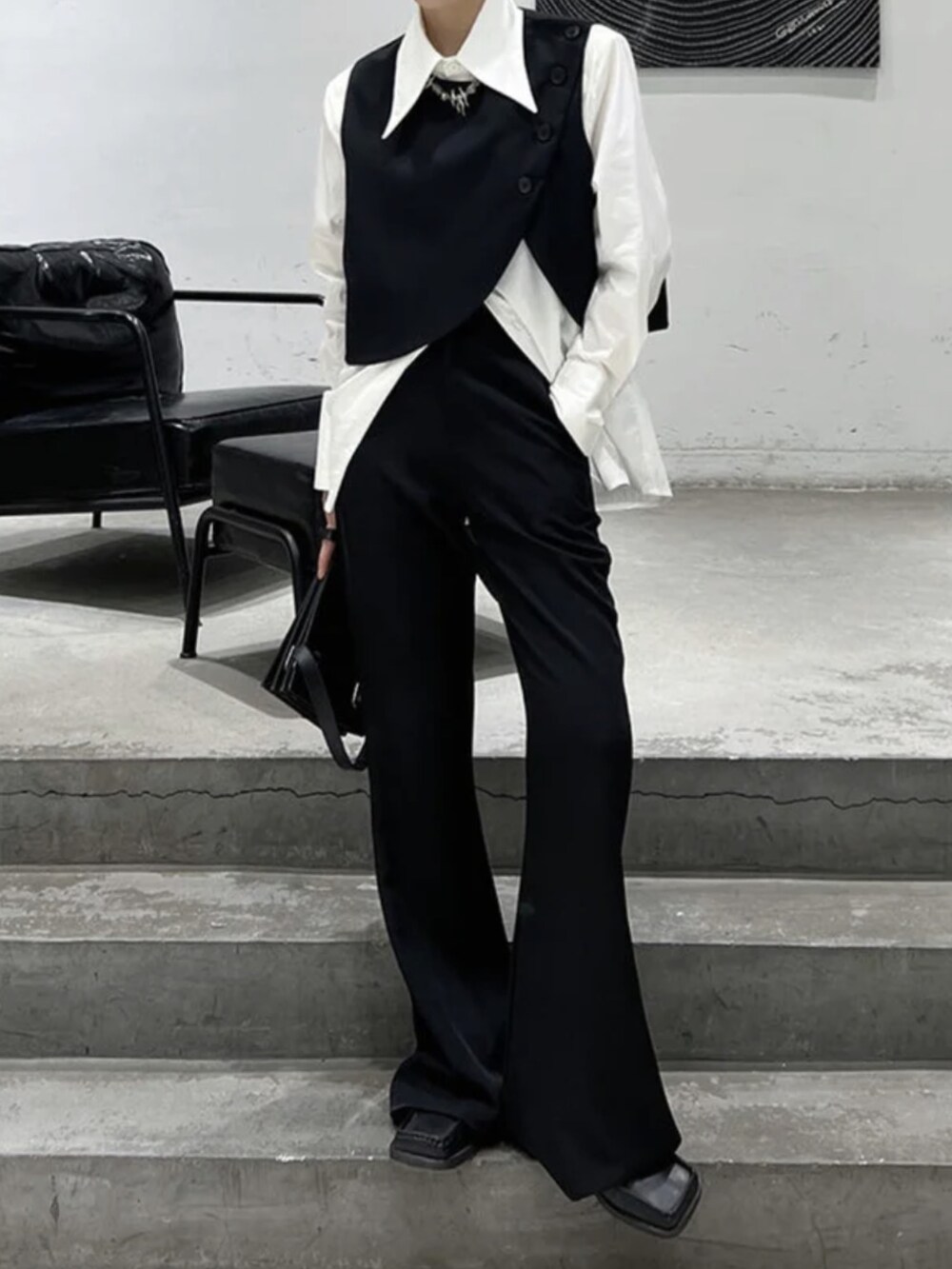 ブラック系のスラックスを着用したメンズの秋コーディネートの3枚目の写真