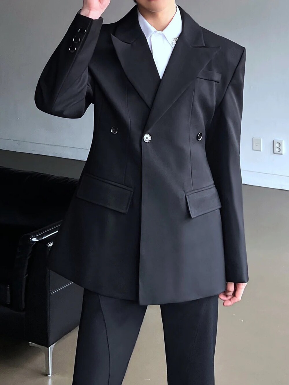 ブラック系のジャケット/アウターを着用したメンズの春コーディネートの2枚目の写真