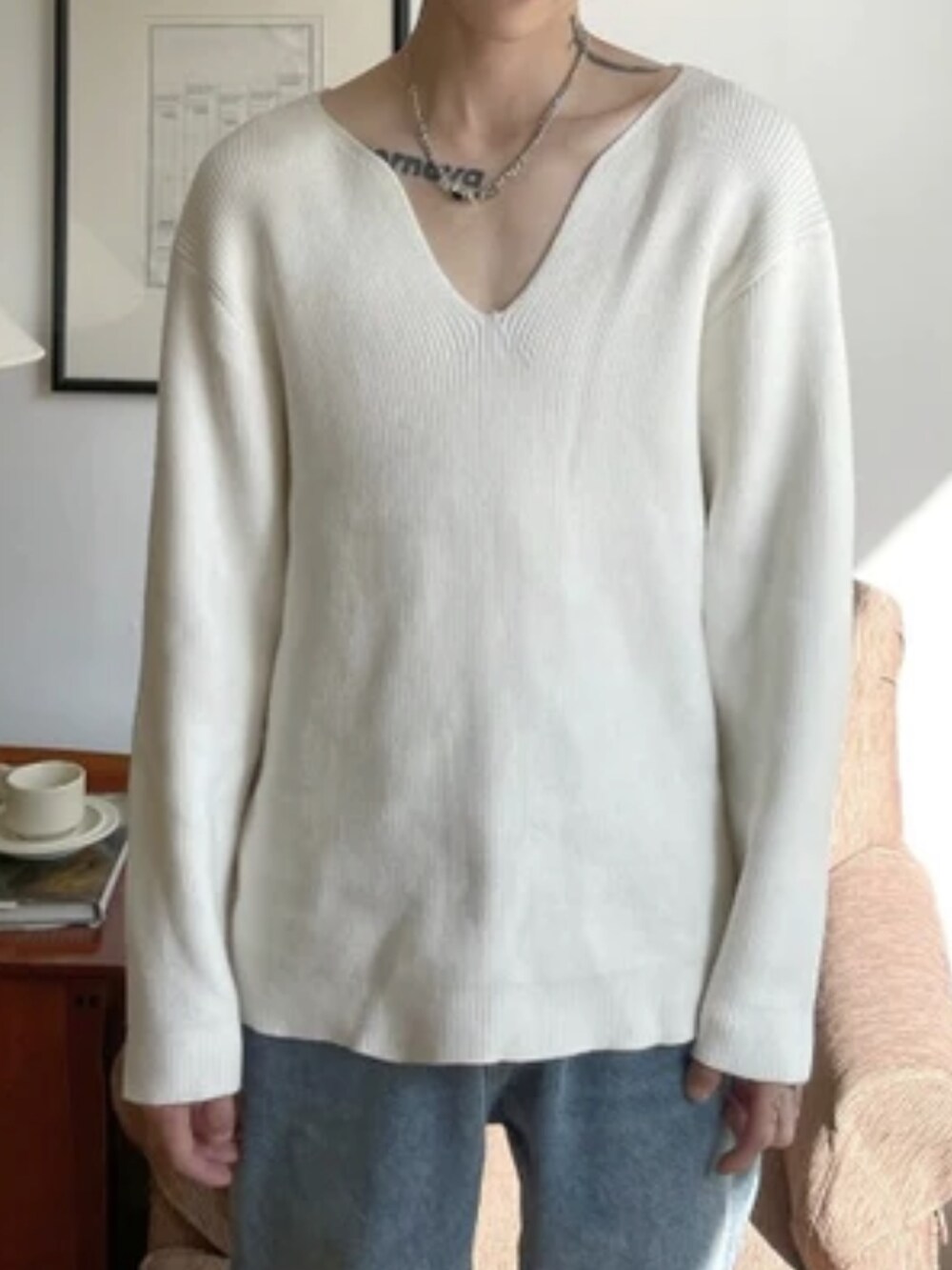 グレー系のニット/セーターを着用したメンズの秋コーディネートの3枚目の写真