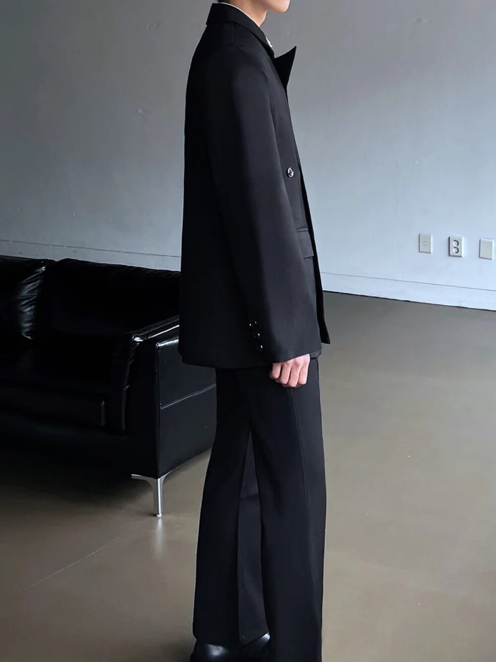 ブラック系のジャケット/アウターを着用したメンズの春コーディネートの3枚目の写真