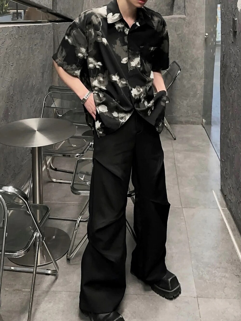 ブラック系のシャツ/ブラウスを着用したメンズの春コーディネートの3枚目の写真