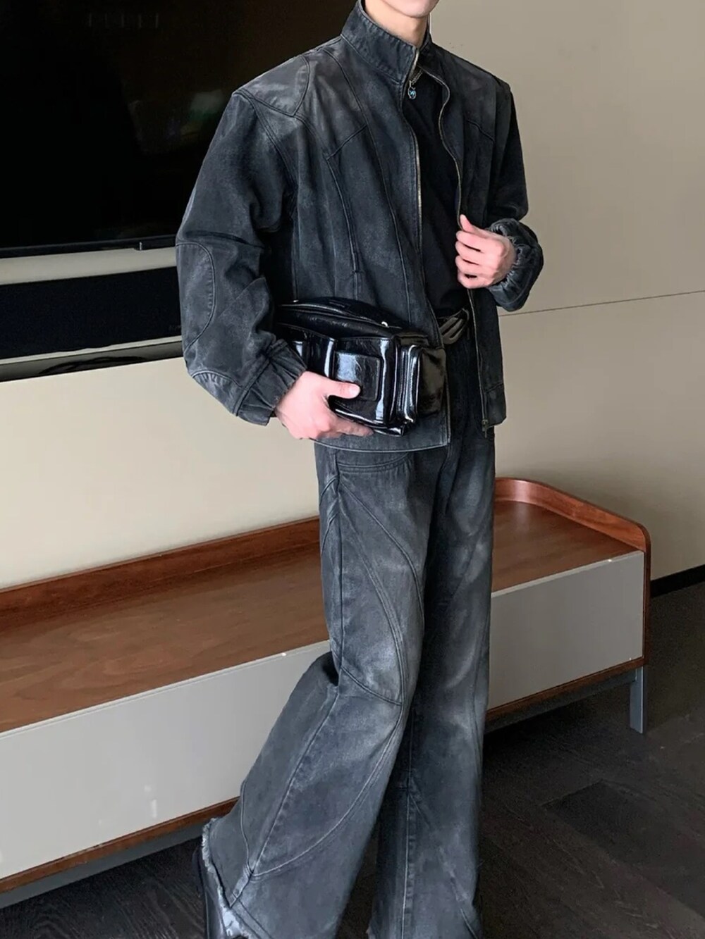 ブラック系のジャケット/アウターを着用したメンズの春コーディネートの2枚目の写真