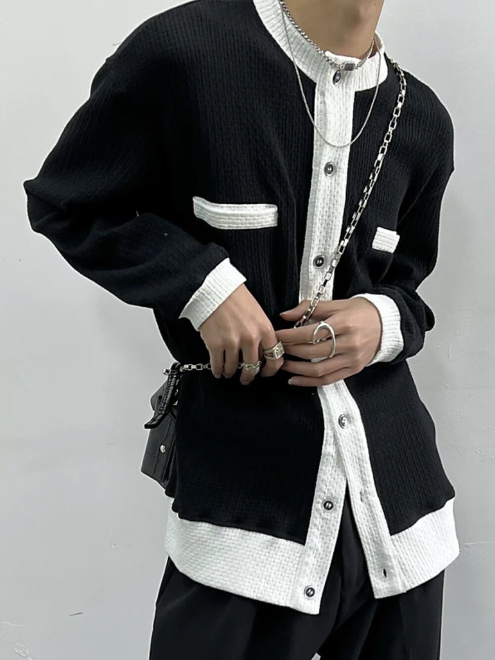 ブラック系のカーディガン/ボレロを着用したメンズの秋コーディネートの2枚目の写真