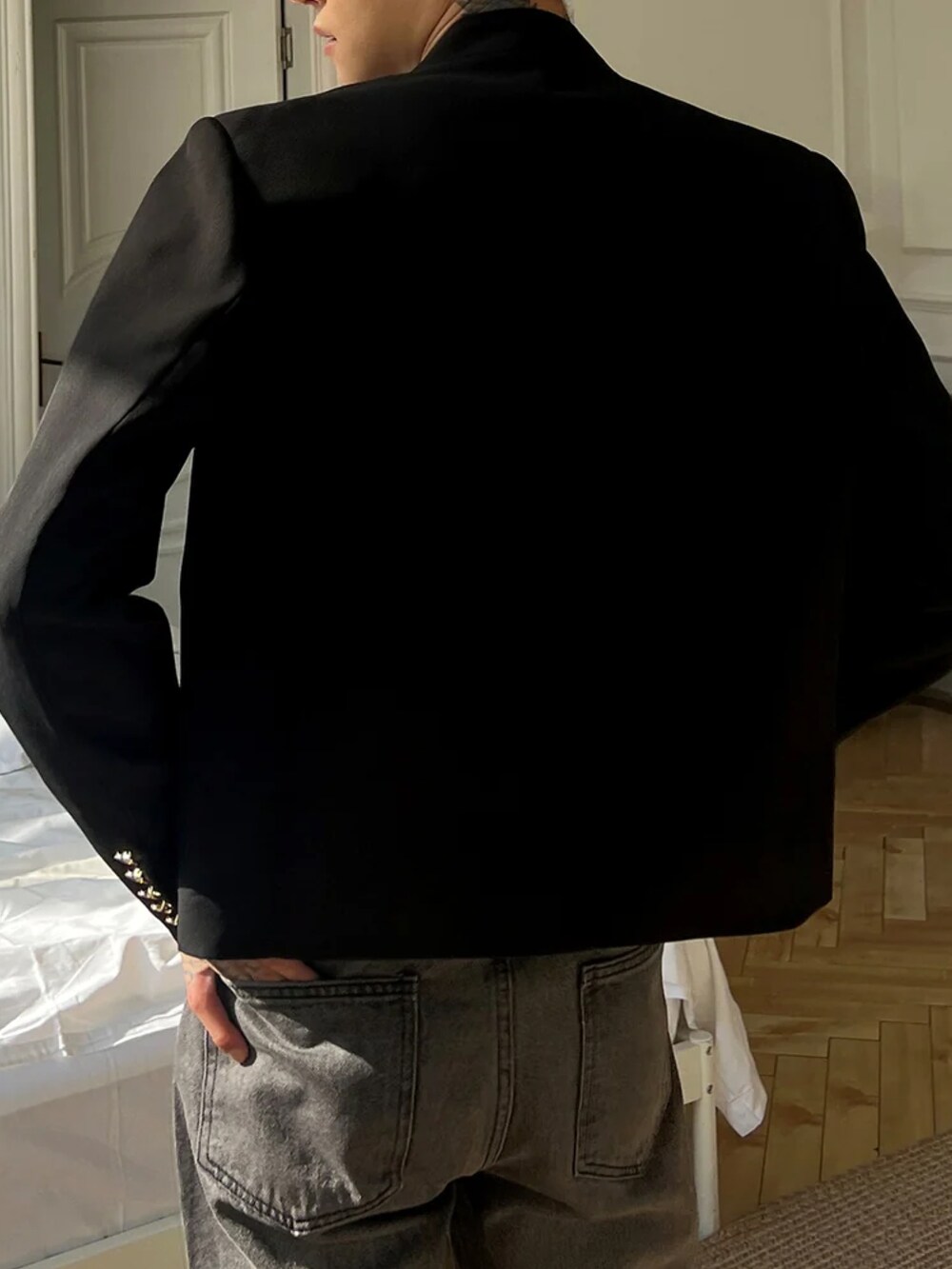 ブラック系のジャケット/アウターを着用したメンズの春コーディネートの5枚目の写真