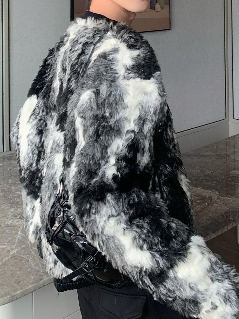 ブラック系のジャケット/アウターを着用したメンズの秋コーディネートの3枚目の写真