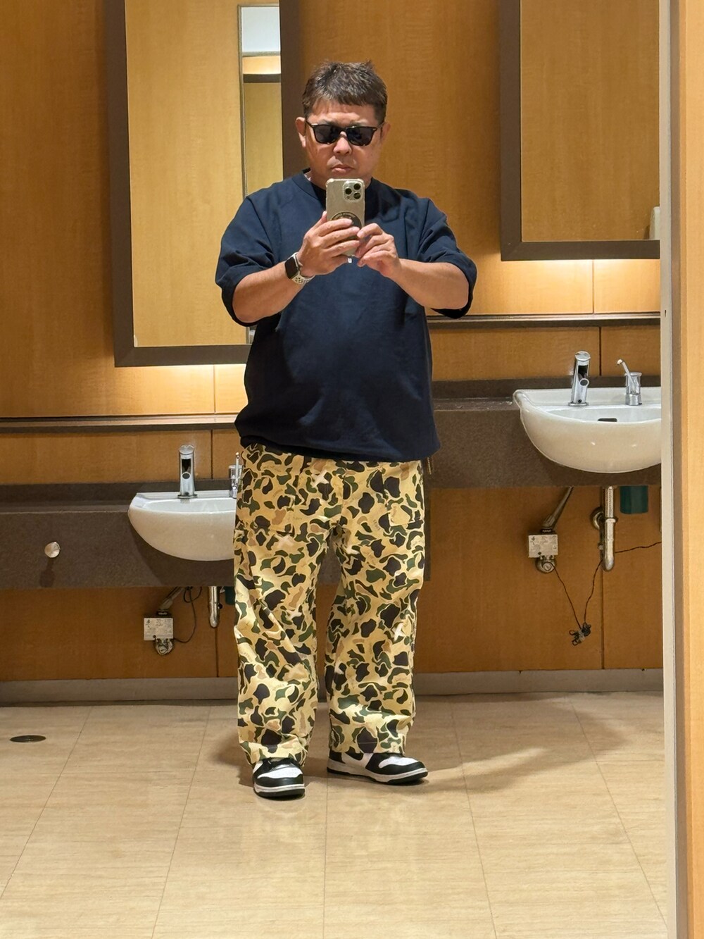 「メンズコーデ」｜「AVIREXのアイテム（スウェット、ブルー系）」を使った、sasan723さん（メンズ・162cm）の秋コーディネートの2枚目の写真