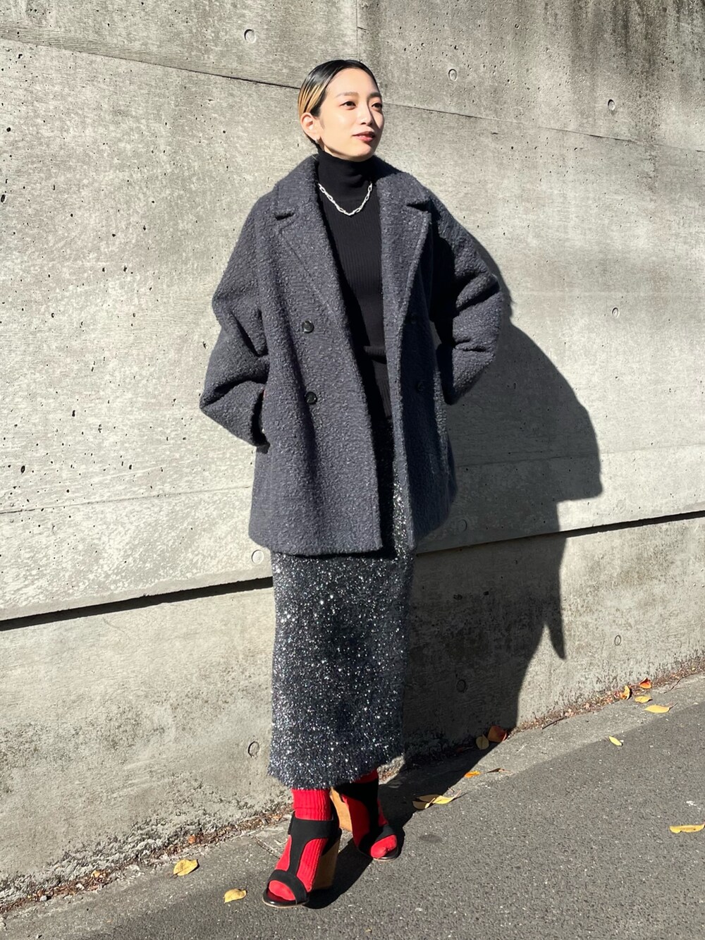 「新星WEARISTAにエントリー、クリスマスに着たい服、タートルネック、レイヤードスタイル、冬アウター、休日スタイル、マイベストコーデ2023、赤、コート、大人女子、キラキラ、ラメニット、低身長女子、低身長コーデ、冬を彩る色いろコーデ」｜「NOMINEのループミドルダブルコート（ピーコート、ブルー系）」を使った、ERIさん（レディース・156cm）の冬コーディネートの2枚目の写真