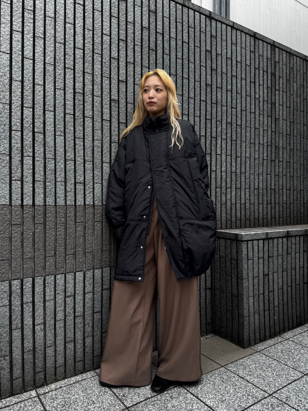 「ブラウン、秋服準備はじめました、休日スタイル、シンプルコーデ、スポーツミックス、お出かけコーデ、低身長女子、高身長コーデ、モンスターパーカー、秋冬コーデ、冬コーデ、冬アウター、冬服、大人カジュアル、ダウンジャケット」｜「NOMINEの【展開店舗限定】モンスターパーカー（ダウンジャケット/コート、ブラック系）」を使った、ERIさん（レディース・156cm）の夏コーディネートの2枚目の写真