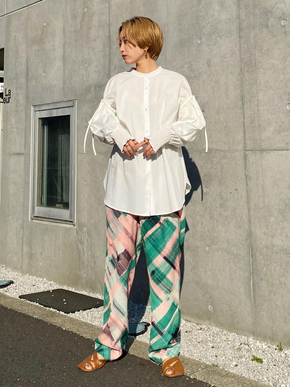 グリーン系のその他パンツ、ホワイト系のシャツ/ブラウスを着用したレディースの冬コーディネートの2枚目の写真