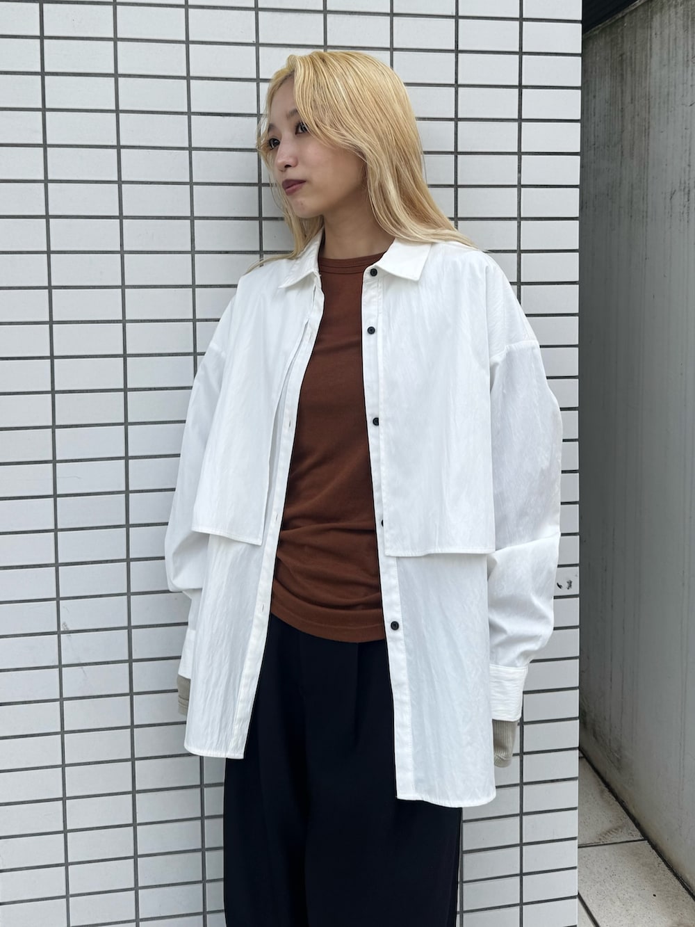 イエロー系のTシャツ/カットソー、ブラック系のその他パンツ、ホワイト系のシャツ/ブラウスを着用したレディースの秋コーディネートの3枚目の写真