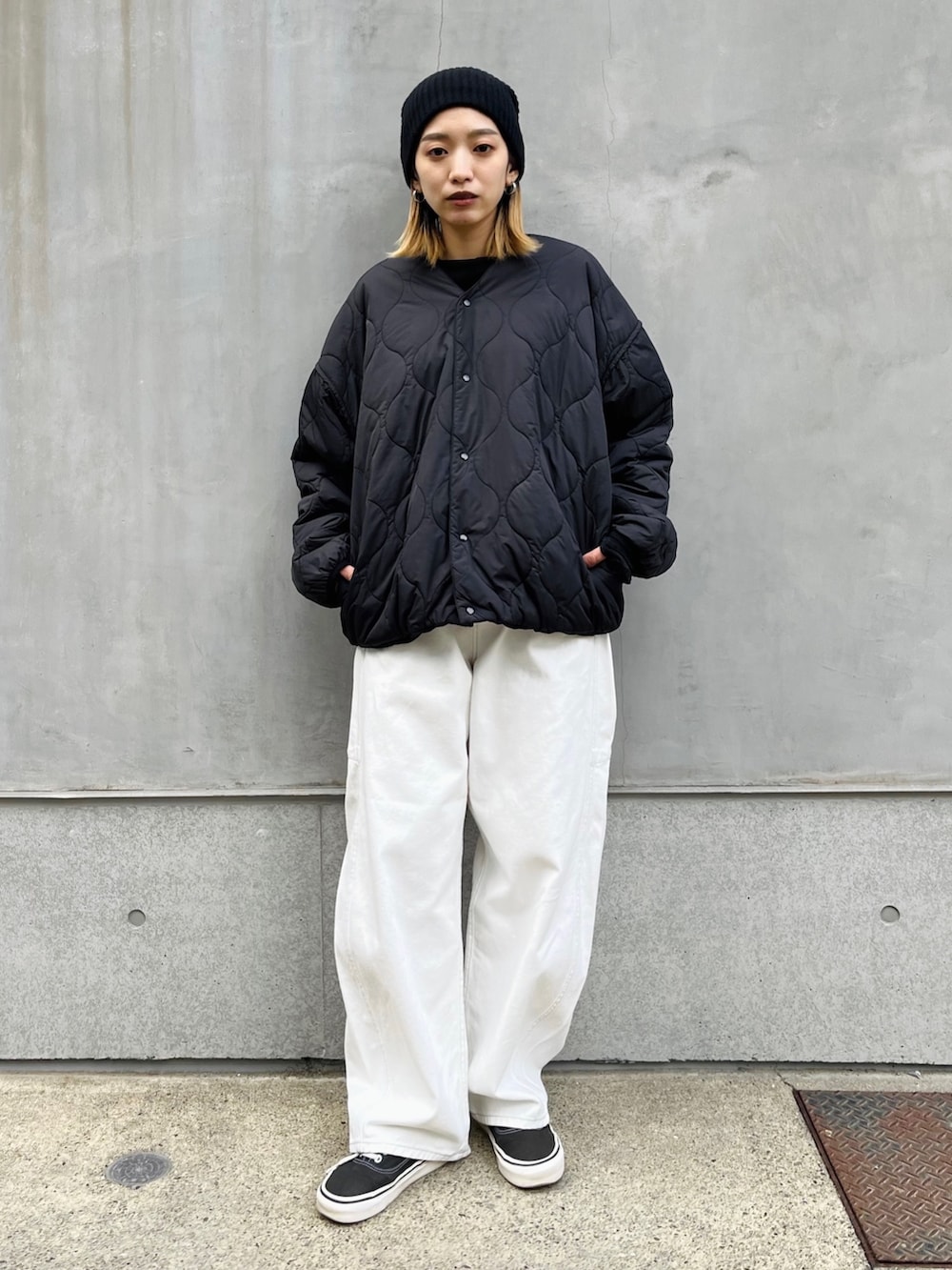 ホワイト系のデニムパンツ、ブラック系のスニーカー、ブラック系のブルゾンを着用したレディースの冬コーディネートの4枚目の写真