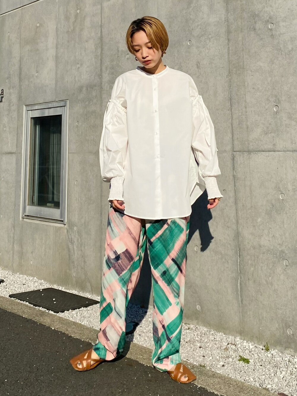グリーン系のその他パンツ、ホワイト系のシャツ/ブラウスを着用したレディースの冬コーディネートの3枚目の写真