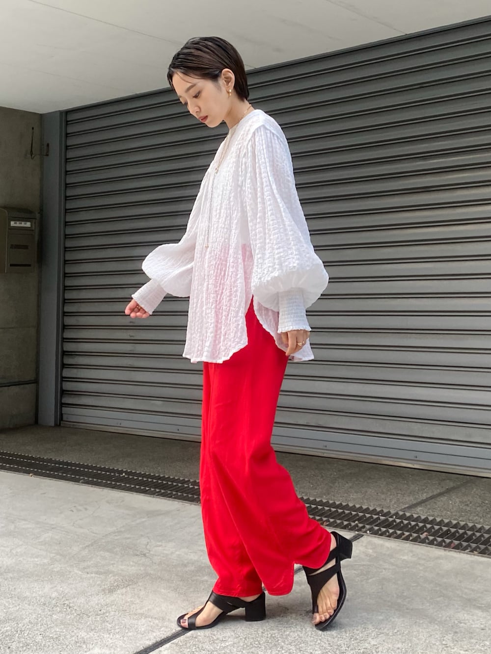 レッド系のその他パンツ、ホワイト系のシャツ/ブラウスを着用したレディースの夏コーディネートの2枚目の写真