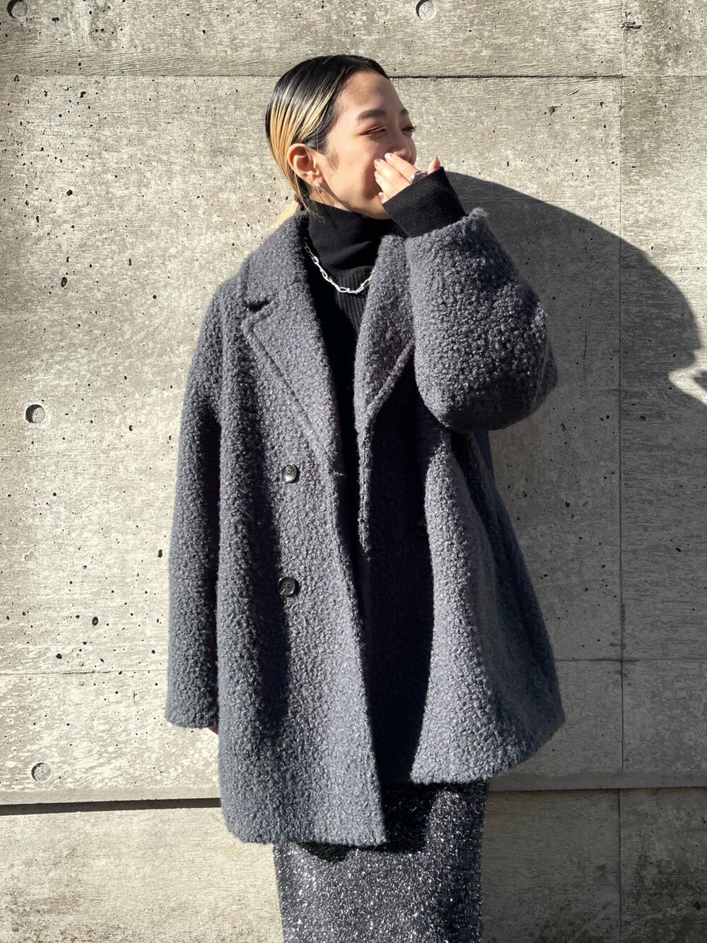 「新星WEARISTAにエントリー、クリスマスに着たい服、タートルネック、レイヤードスタイル、冬アウター、休日スタイル、マイベストコーデ2023、赤、コート、大人女子、キラキラ、ラメニット、低身長女子、低身長コーデ、冬を彩る色いろコーデ」｜「NOMINEのループミドルダブルコート（ピーコート、ブルー系）」を使った、ERIさん（レディース・156cm）の冬コーディネートの3枚目の写真