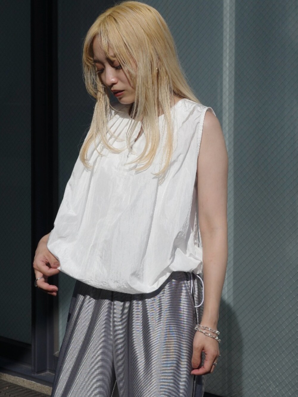 ホワイト系のシャツ/ブラウス、シルバー系のその他パンツを着用したレディースの春コーディネートの3枚目の写真