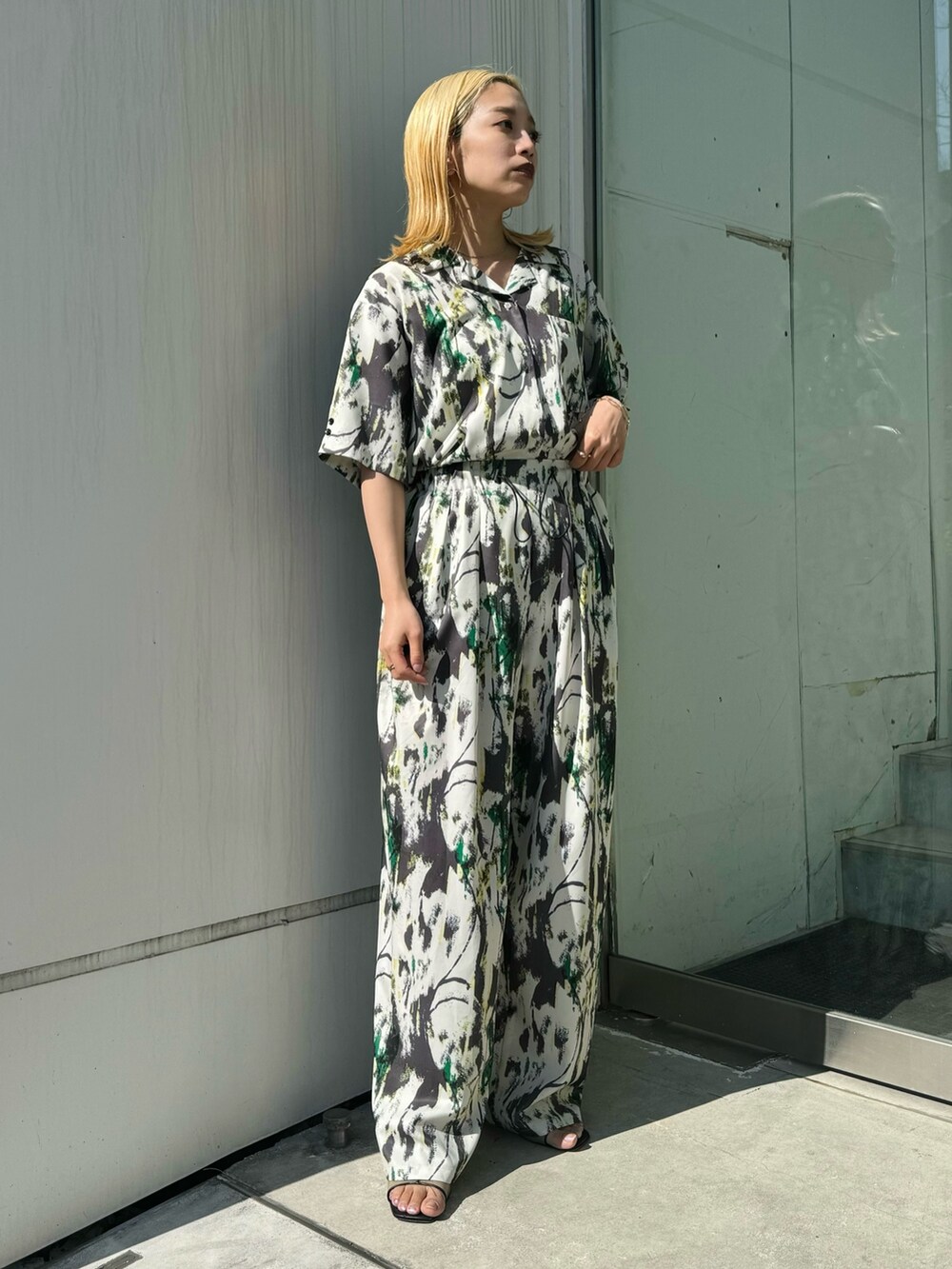 ホワイト系のシャツ/ブラウス、ホワイト系のその他パンツ、ホワイト系のその他パンツを着用したレディースの春コーディネートの2枚目の写真