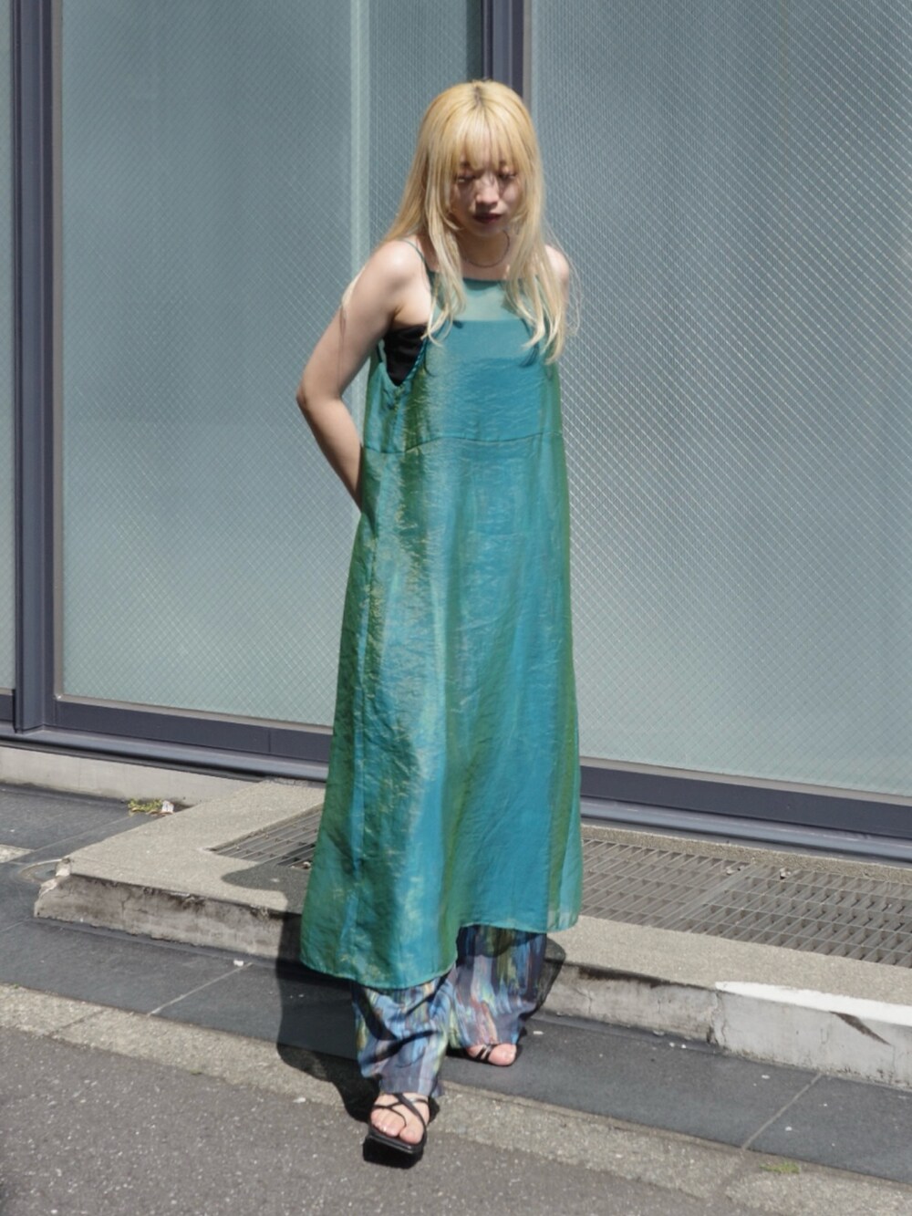 グリーン系のワンピース、ブルー系のその他パンツ、ブラック系のキャミソールを着用したレディースの夏コーディネートの3枚目の写真