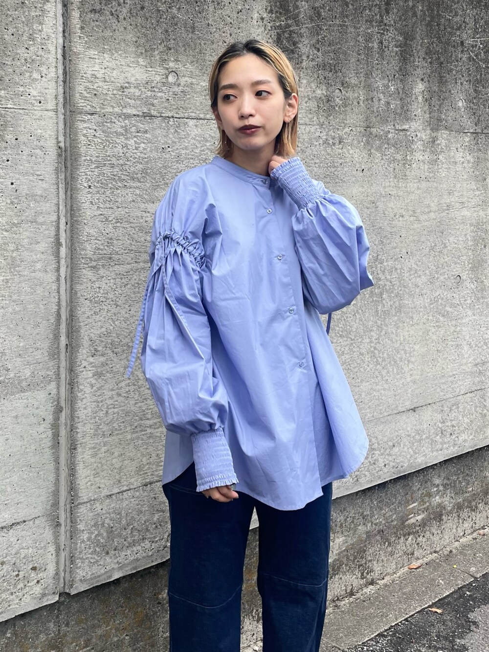 ブルー系のデニムパンツ、ブルー系のシャツ/ブラウスを着用したレディースの夏コーディネートの2枚目の写真