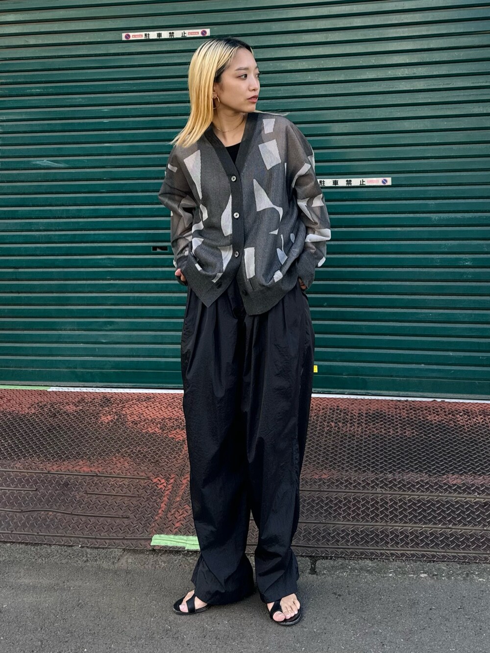 ブラック系のカーディガン/ボレロ、ブラック系のその他パンツ、ブラック系のタンクトップを着用したレディースの春コーディネートの3枚目の写真