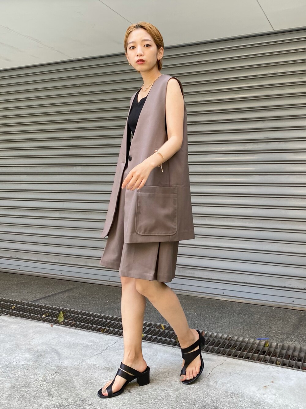 ブラウン系のベスト、ブラウン系のその他パンツを着用したレディースの夏コーディネートの2枚目の写真