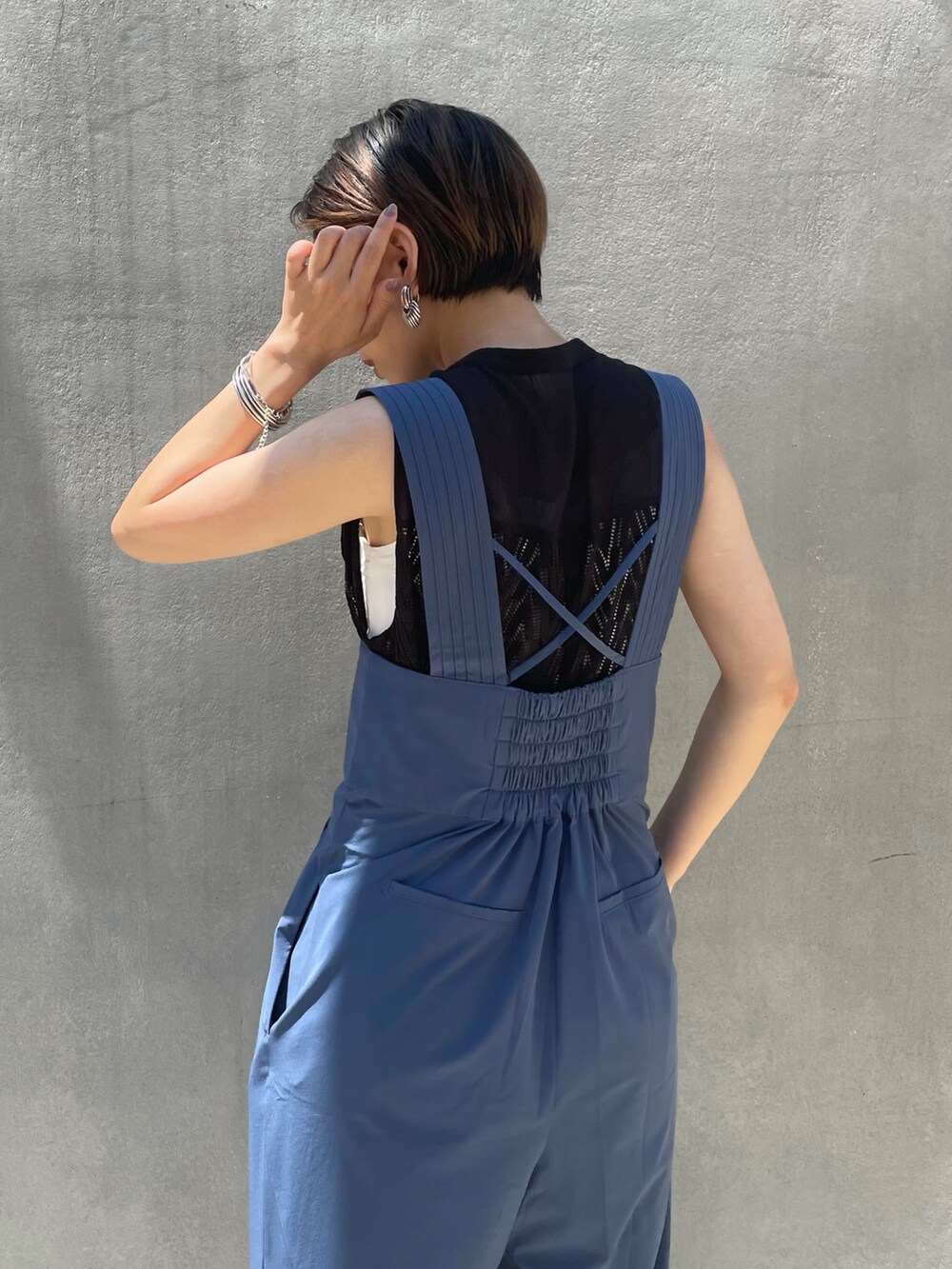 ブルー系のサロペット/オーバーオール、ブラック系のシャツ/ブラウスを着用したレディースの春コーディネートの3枚目の写真