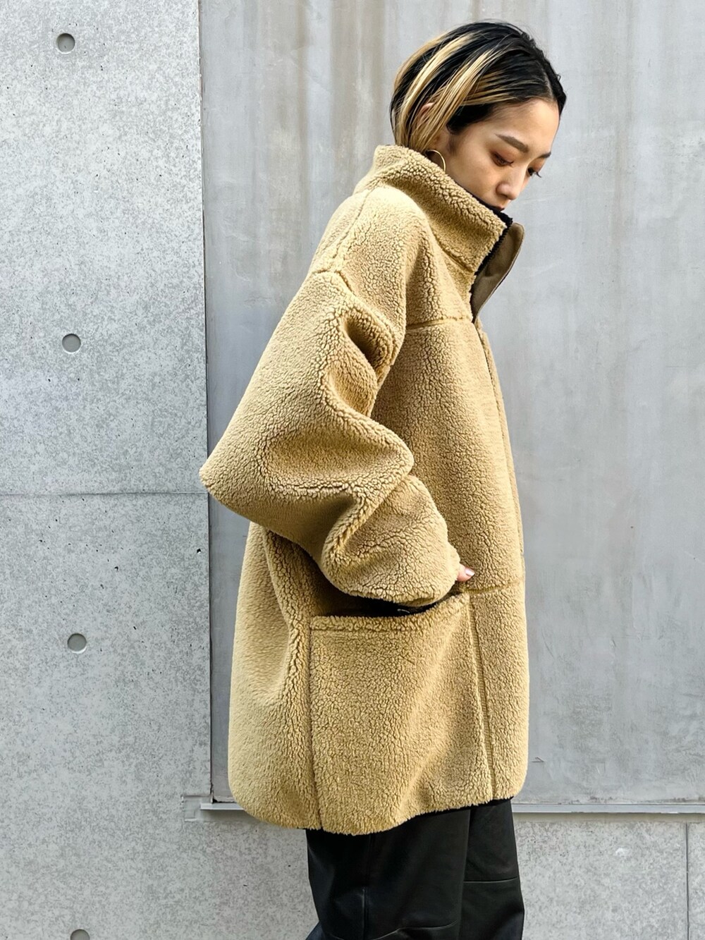 ブラック系のその他パンツ、ベージュ系のブルゾン、ゴールド系のTシャツ/カットソーを着用したレディースの秋コーディネートの3枚目の写真