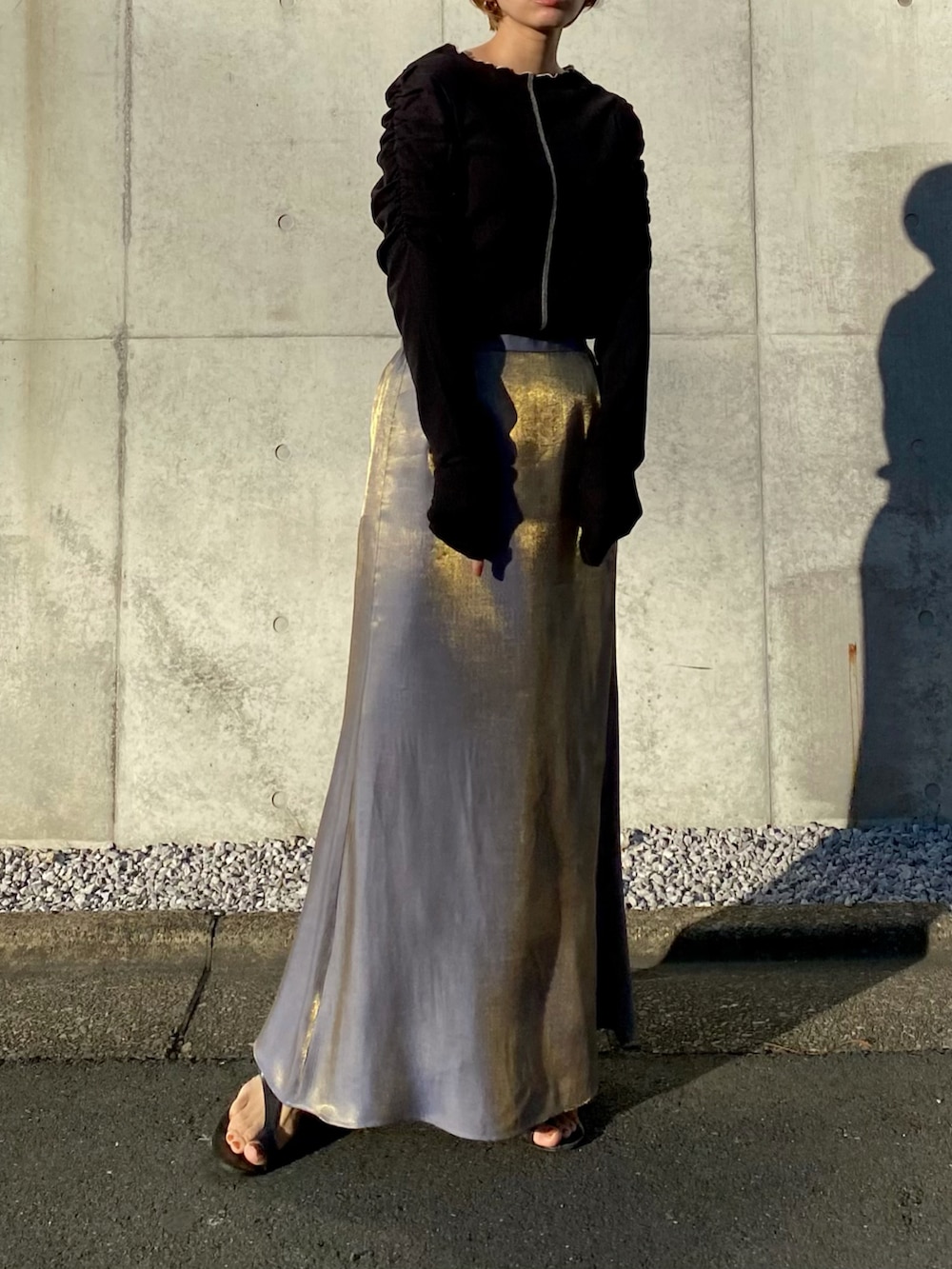 ブラック系のTシャツ/カットソー、グレー系のスカートを着用したレディースの冬コーディネートの3枚目の写真