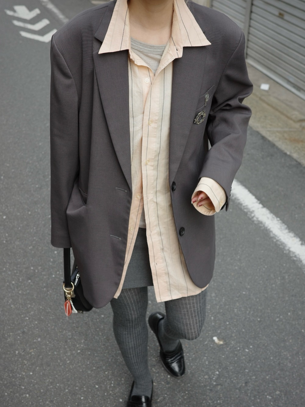 その他のローファー、ブラック系のハンドバッグ、グレー系のテーラードジャケットを着用したレディースの春コーディネートの3枚目の写真