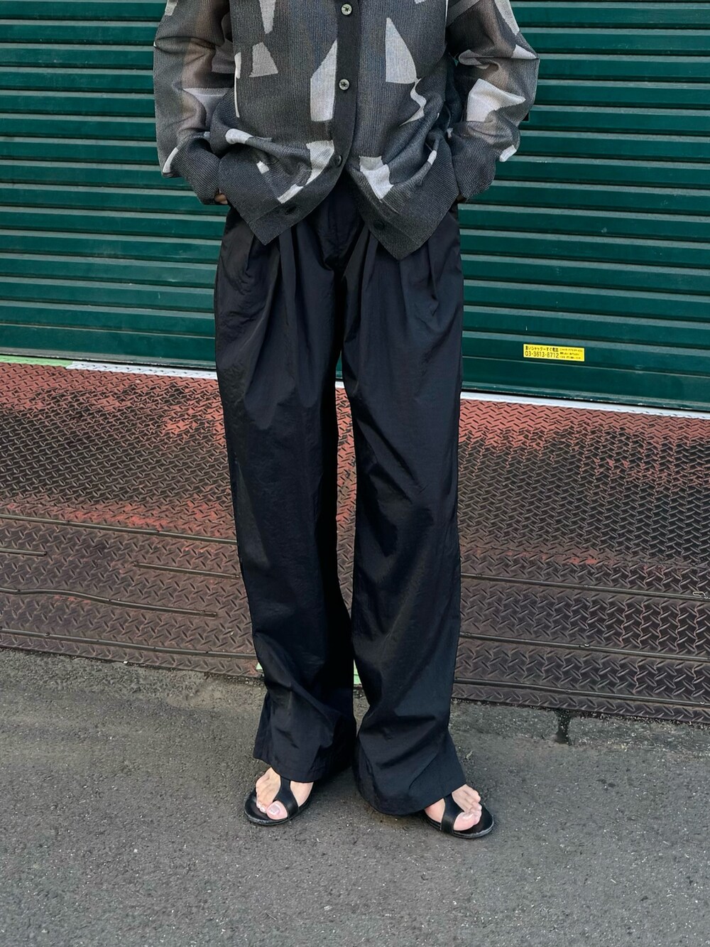 ブラック系のカーディガン/ボレロ、ブラック系のその他パンツ、ブラック系のタンクトップを着用したレディースの春コーディネートの5枚目の写真