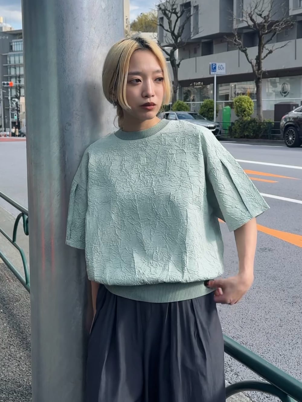 グリーン系のTシャツ/カットソー、グレー系のその他パンツを着用したレディースの春コーディネートの2枚目の写真