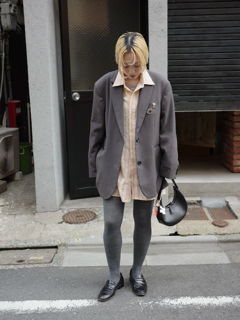 その他のローファー、ブラック系のハンドバッグ、グレー系のテーラードジャケットを着用したレディースの春コーディネートの2枚目の写真