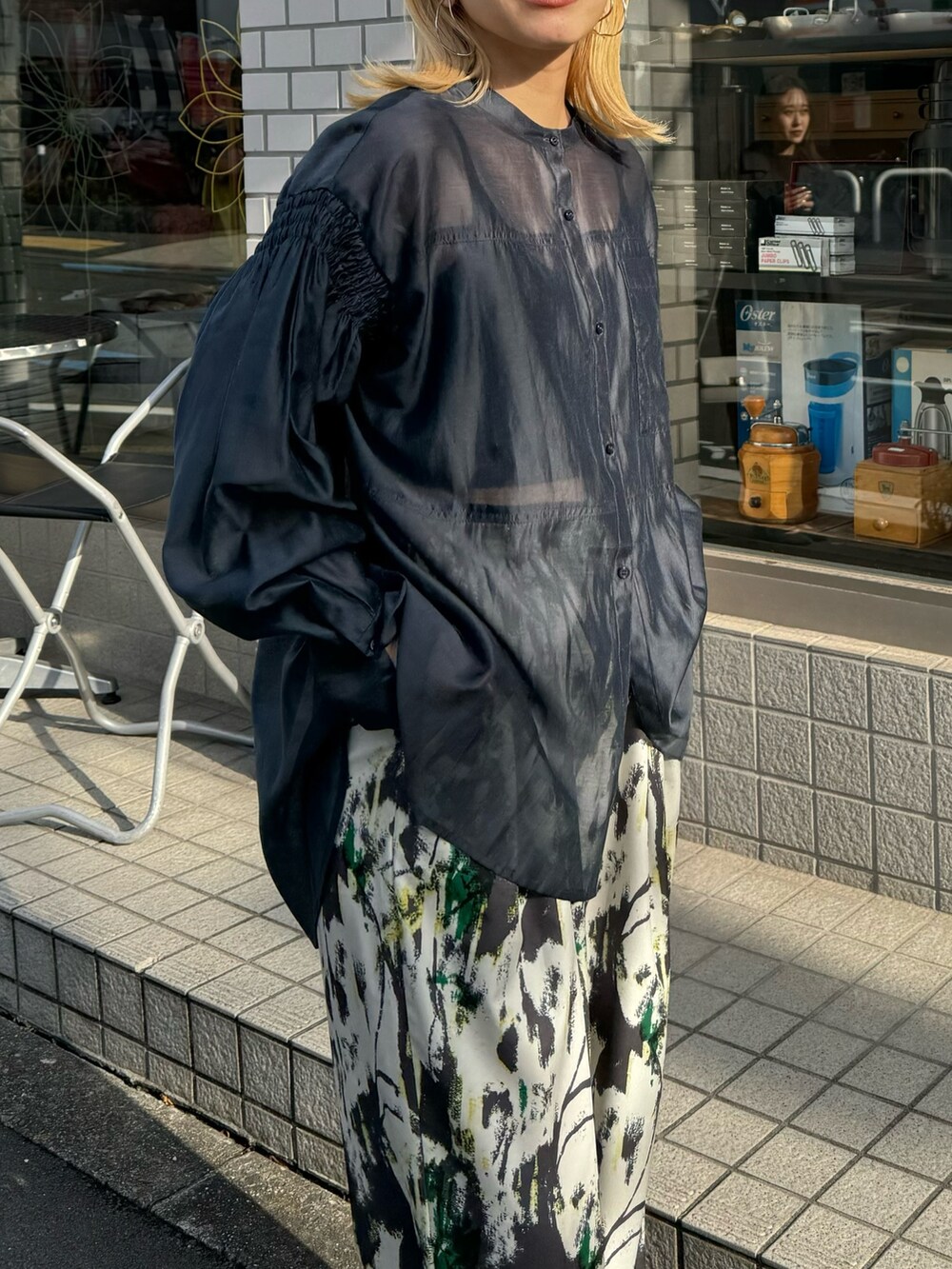 グレー系のシャツ/ブラウス、ホワイト系のその他パンツを着用したレディースの春コーディネートの3枚目の写真