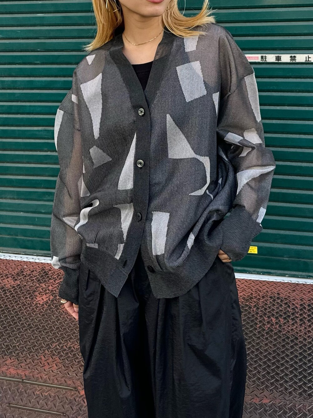 ブラック系のカーディガン/ボレロ、ブラック系のその他パンツ、ブラック系のタンクトップを着用したレディースの春コーディネートの4枚目の写真