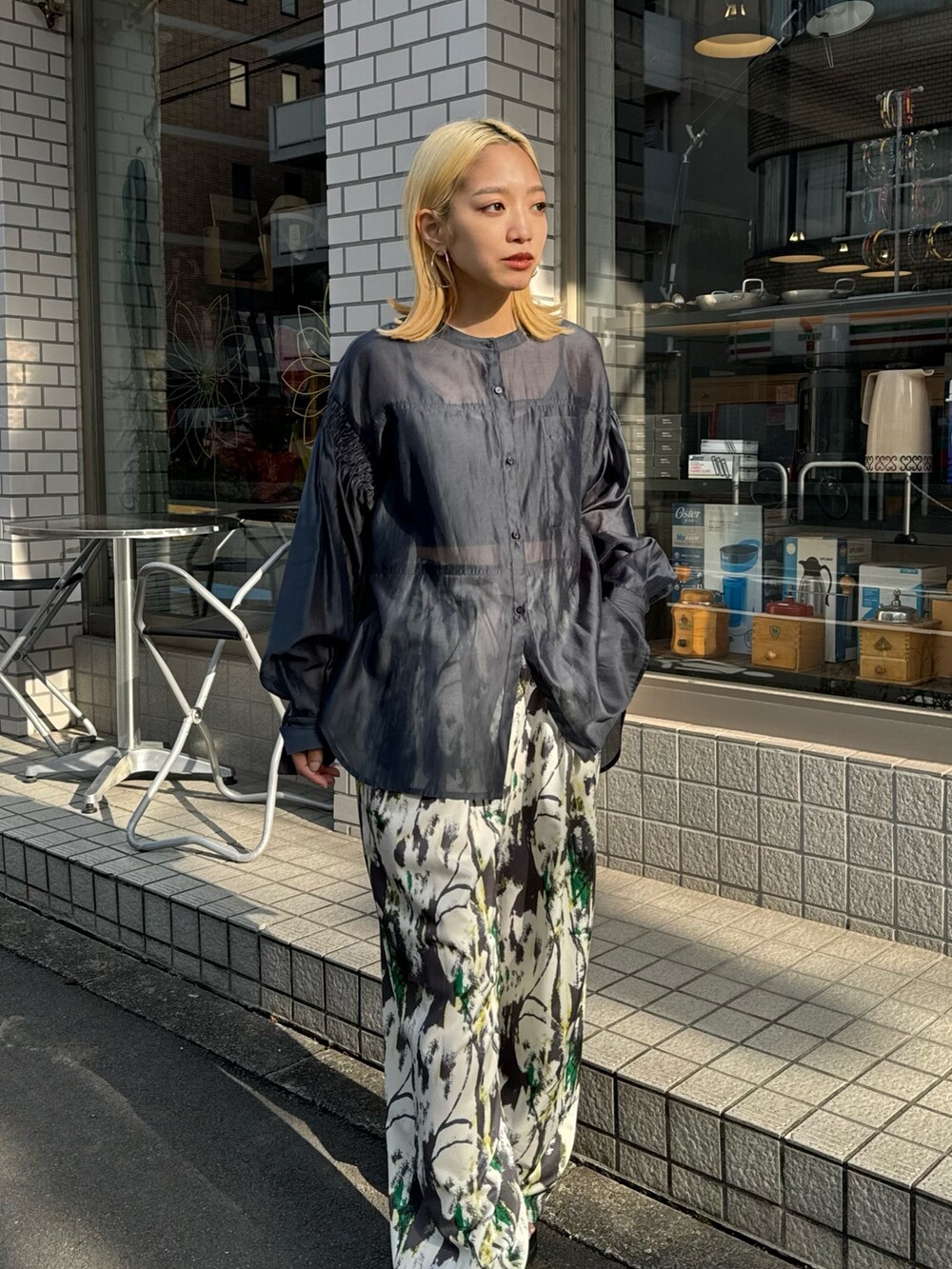 グレー系のシャツ/ブラウス、ホワイト系のその他パンツを着用したレディースの春コーディネートの2枚目の写真