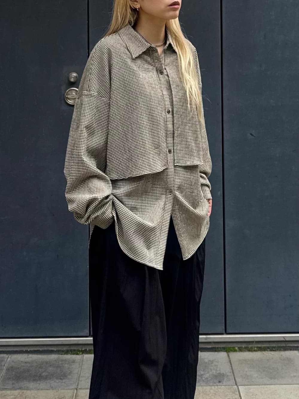 その他のシャツ/ブラウス、ブラック系のその他パンツを着用したレディースの春コーディネートの3枚目の写真