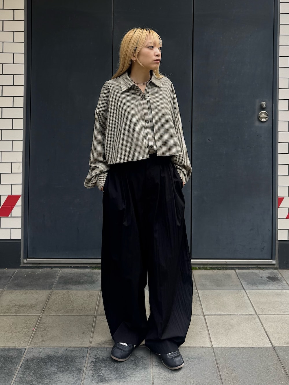 その他のシャツ/ブラウス、ブラック系のその他パンツを着用したレディースの春コーディネートの4枚目の写真