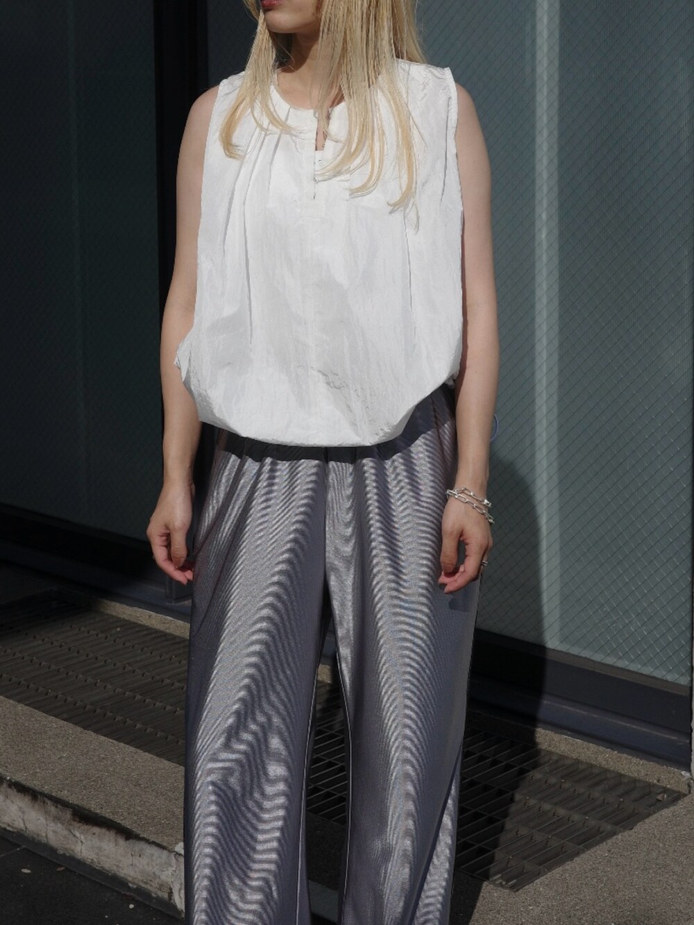 ホワイト系のシャツ/ブラウス、シルバー系のその他パンツを着用したレディースの春コーディネートの4枚目の写真