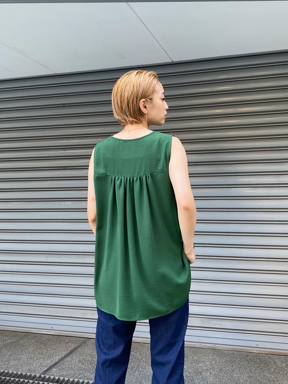 ブルー系のデニムパンツ、グリーン系のシャツ/ブラウスを着用したレディースの夏コーディネートの3枚目の写真