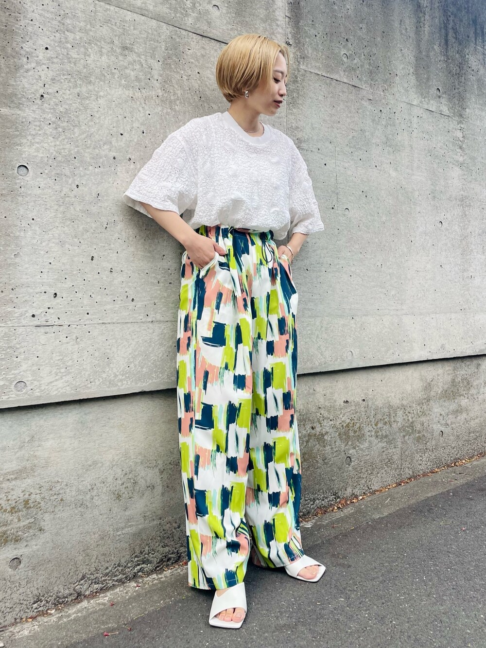 グリーン系のその他パンツ、ホワイト系のTシャツ/カットソーを着用したレディースの春コーディネートの2枚目の写真