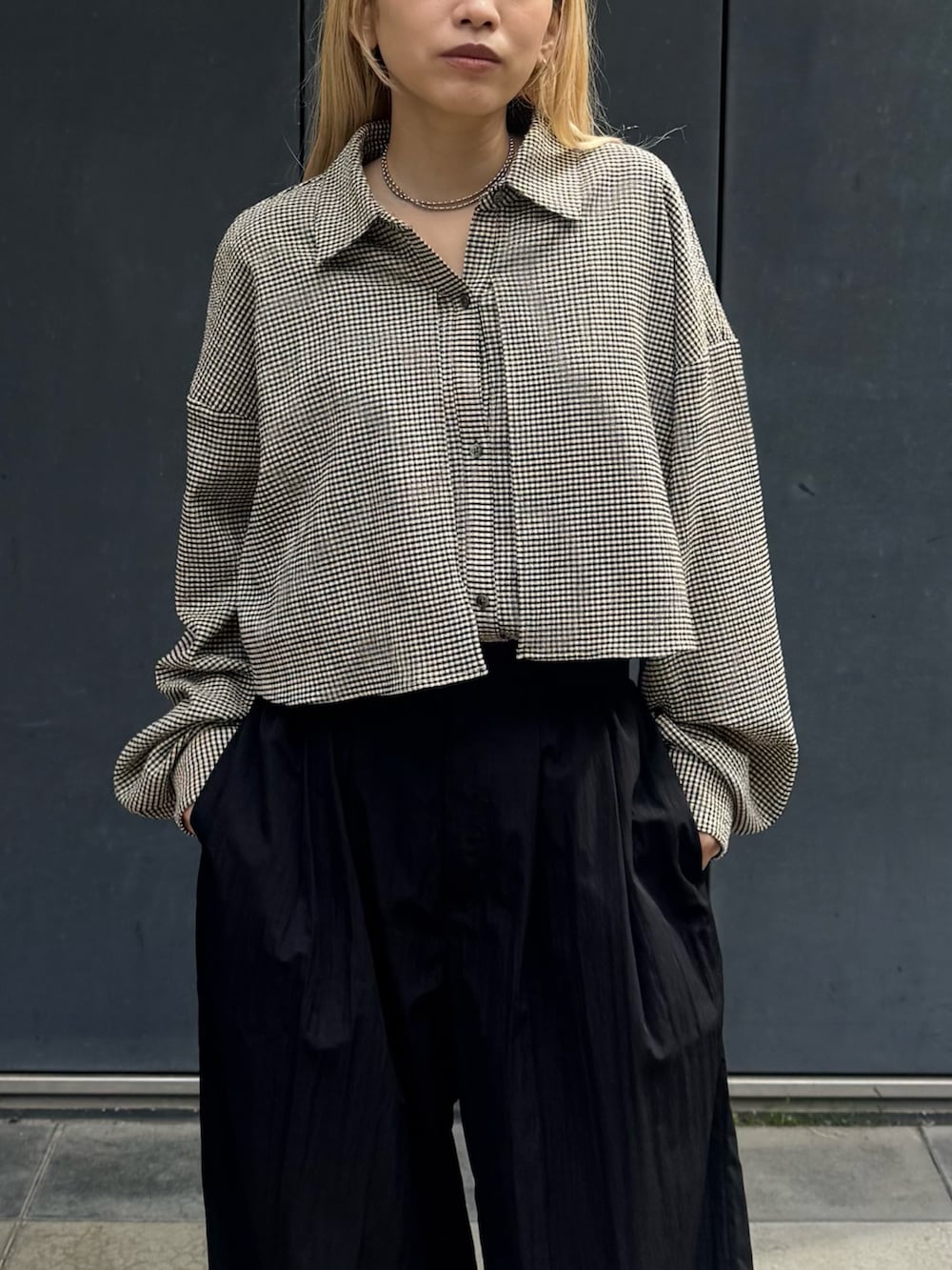 その他のシャツ/ブラウス、ブラック系のその他パンツを着用したレディースの春コーディネートの5枚目の写真