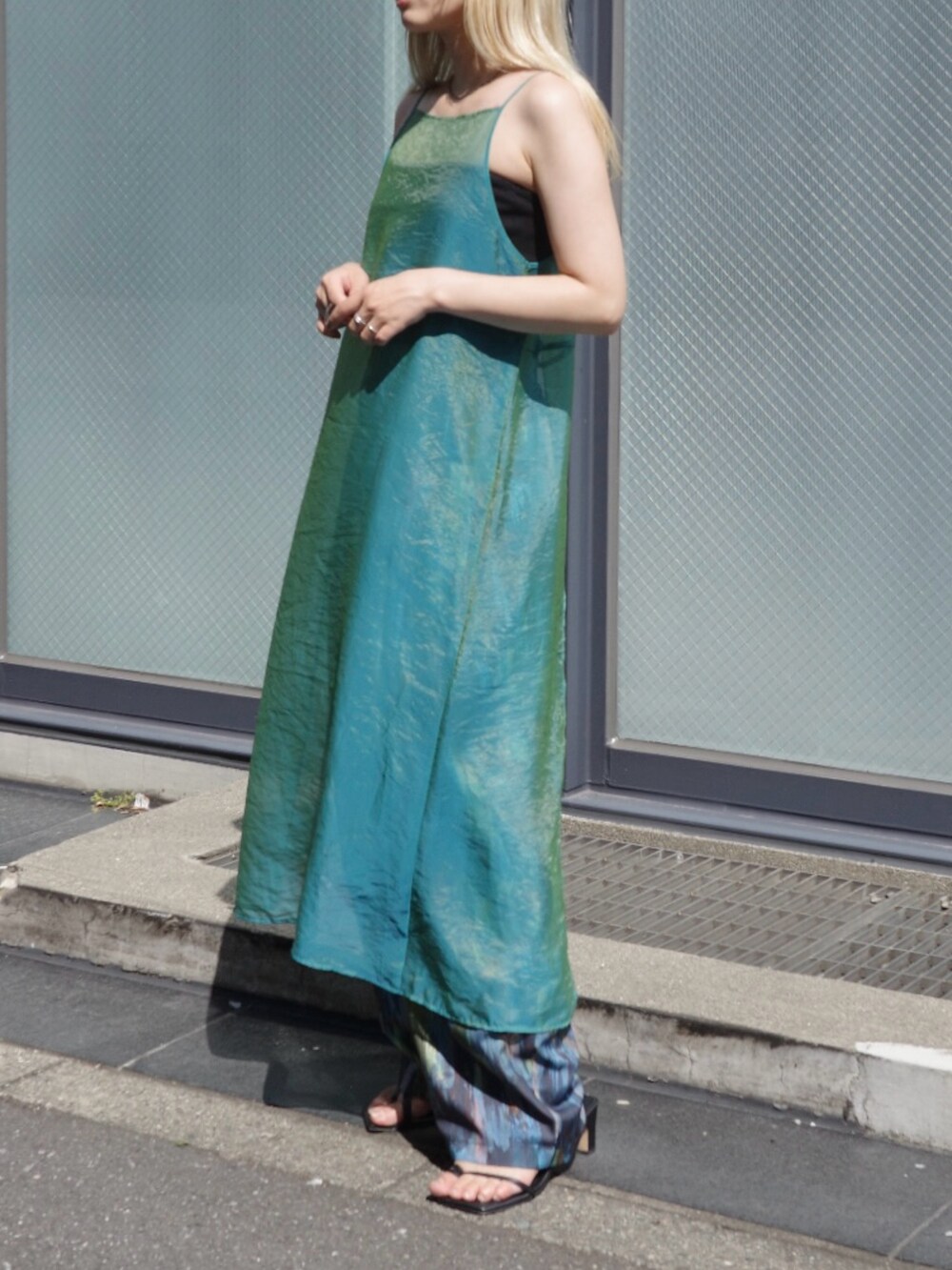 グリーン系のワンピース、ブルー系のその他パンツ、ブラック系のキャミソールを着用したレディースの夏コーディネートの4枚目の写真