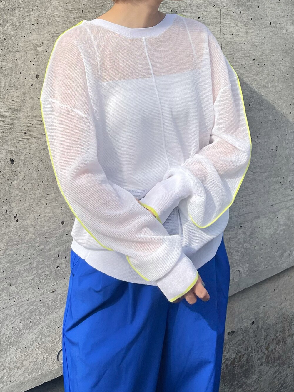 ホワイト系のカーディガン/ボレロ、ブルー系のその他パンツを着用したレディースの春コーディネートの2枚目の写真