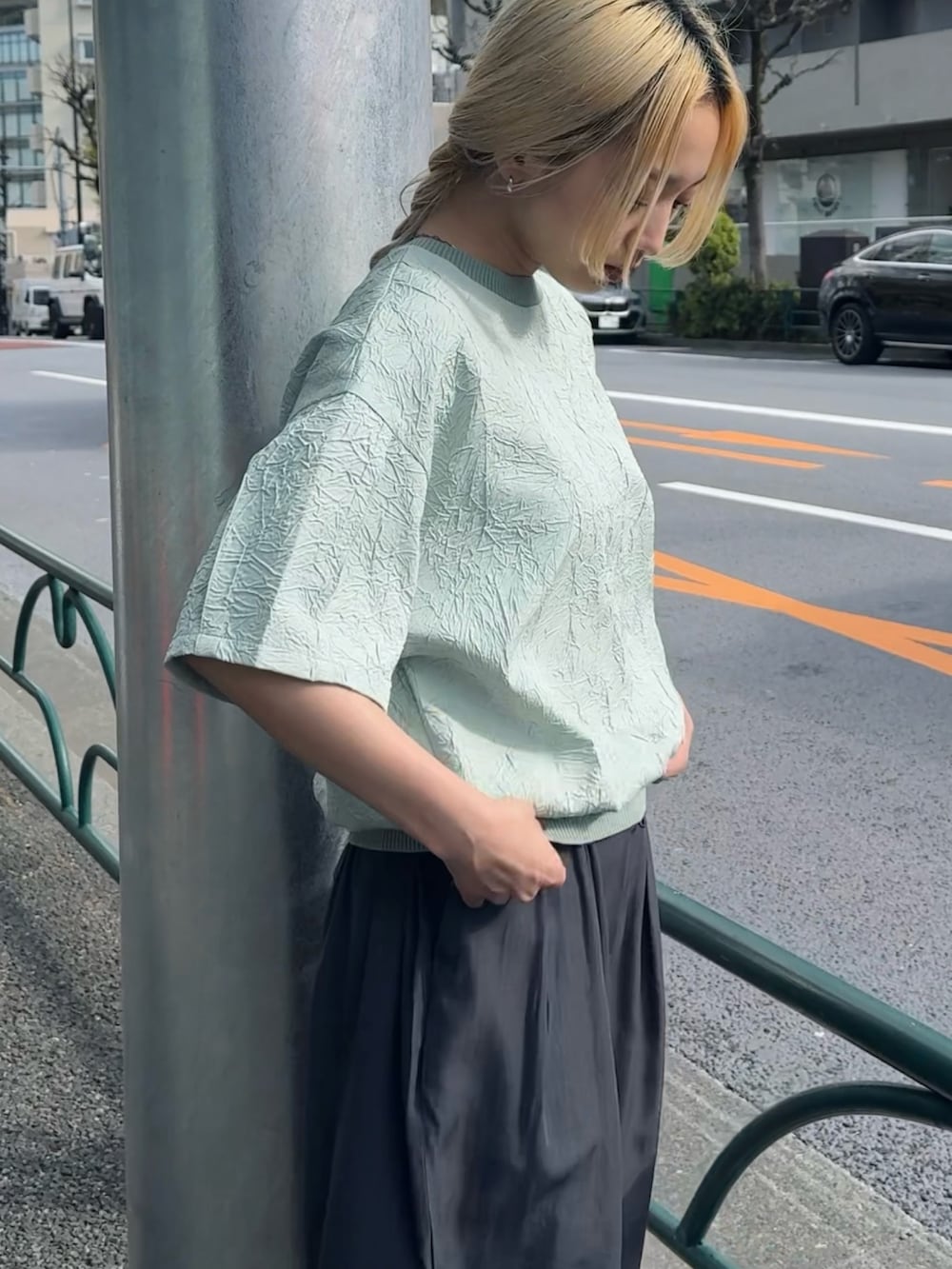 グリーン系のTシャツ/カットソー、グレー系のその他パンツを着用したレディースの春コーディネートの3枚目の写真