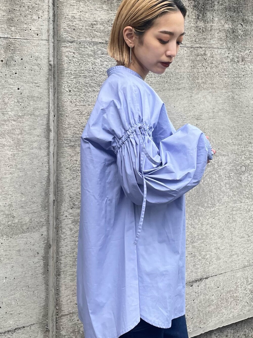 ブルー系のデニムパンツ、ブルー系のシャツ/ブラウスを着用したレディースの夏コーディネートの3枚目の写真