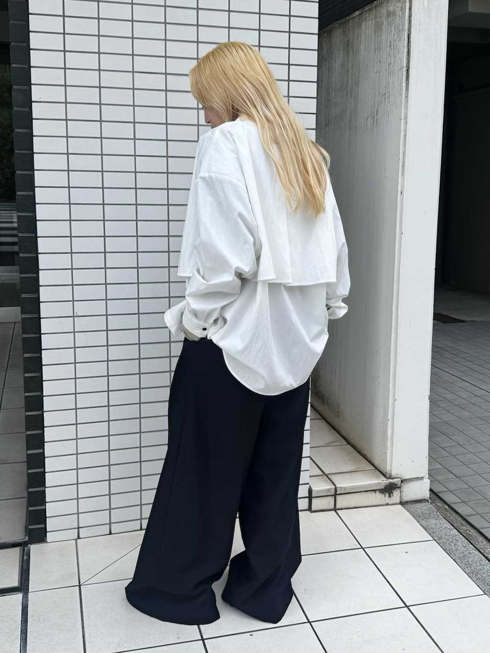 イエロー系のTシャツ/カットソー、ブラック系のその他パンツ、ホワイト系のシャツ/ブラウスを着用したレディースの秋コーディネートの4枚目の写真