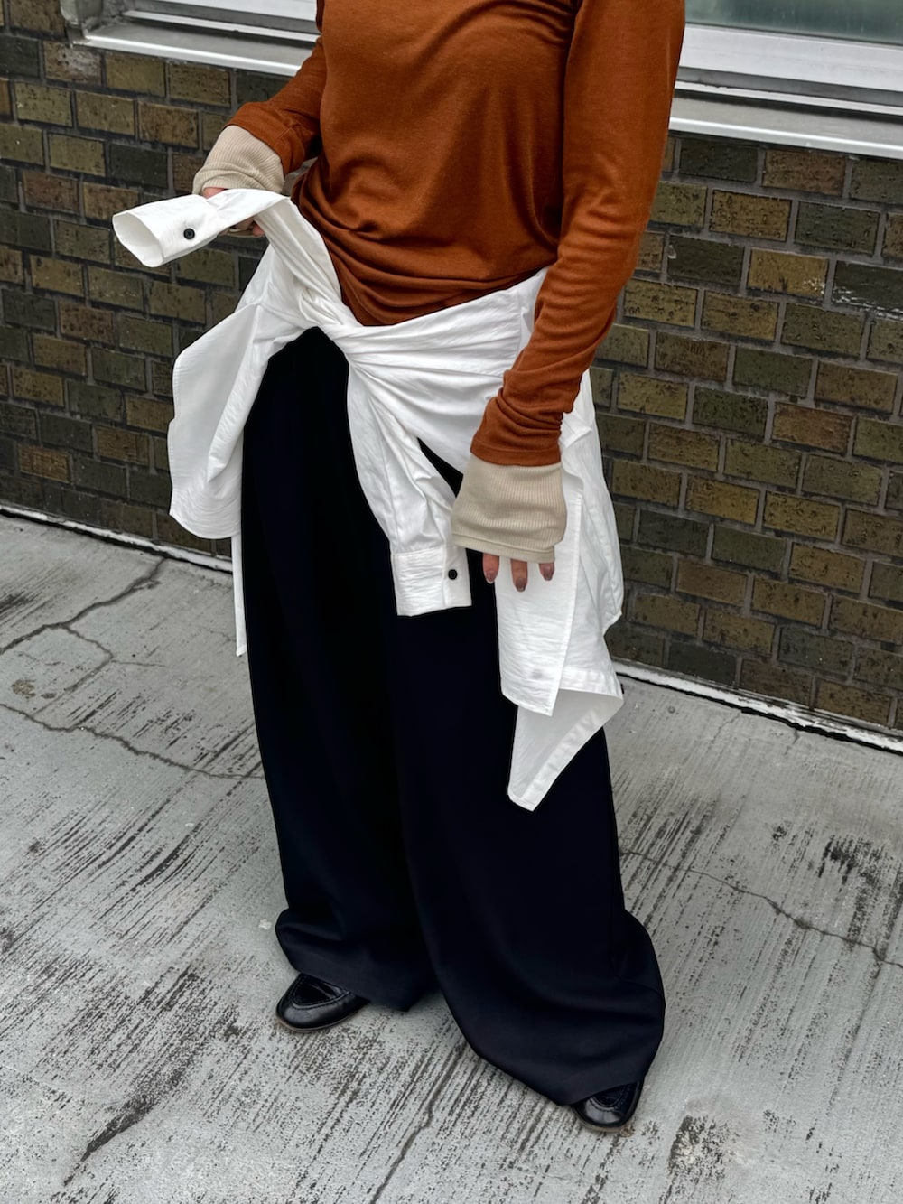 イエロー系のTシャツ/カットソー、ブラック系のその他パンツ、ホワイト系のシャツ/ブラウスを着用したレディースの秋コーディネートの5枚目の写真